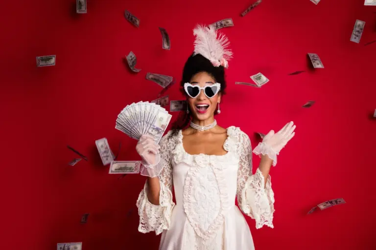Extravagant gekleidete Frau vor rotem Hintergrund wirft Geldscheine in die Luft und trägt eine Sonnenbrille.