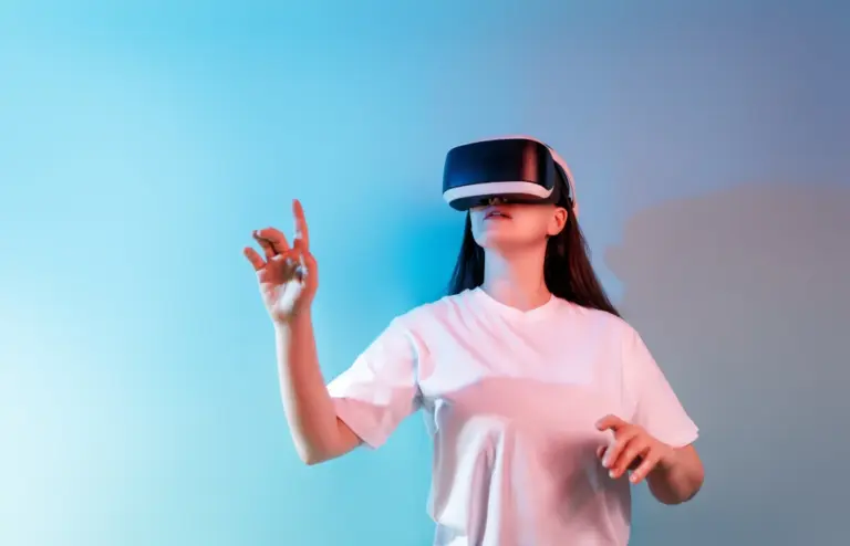 Junge Frau mit Virtual-Reality-Brille hebt die Hand, als würde sie mit einer virtuellen Oberfläche interagieren.