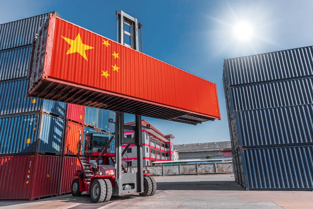 Container mit chinesischer Flagge im Hafen – internationales Handels- und Importkonzept im globalen Finanz- und Wirtschaftsumfeld