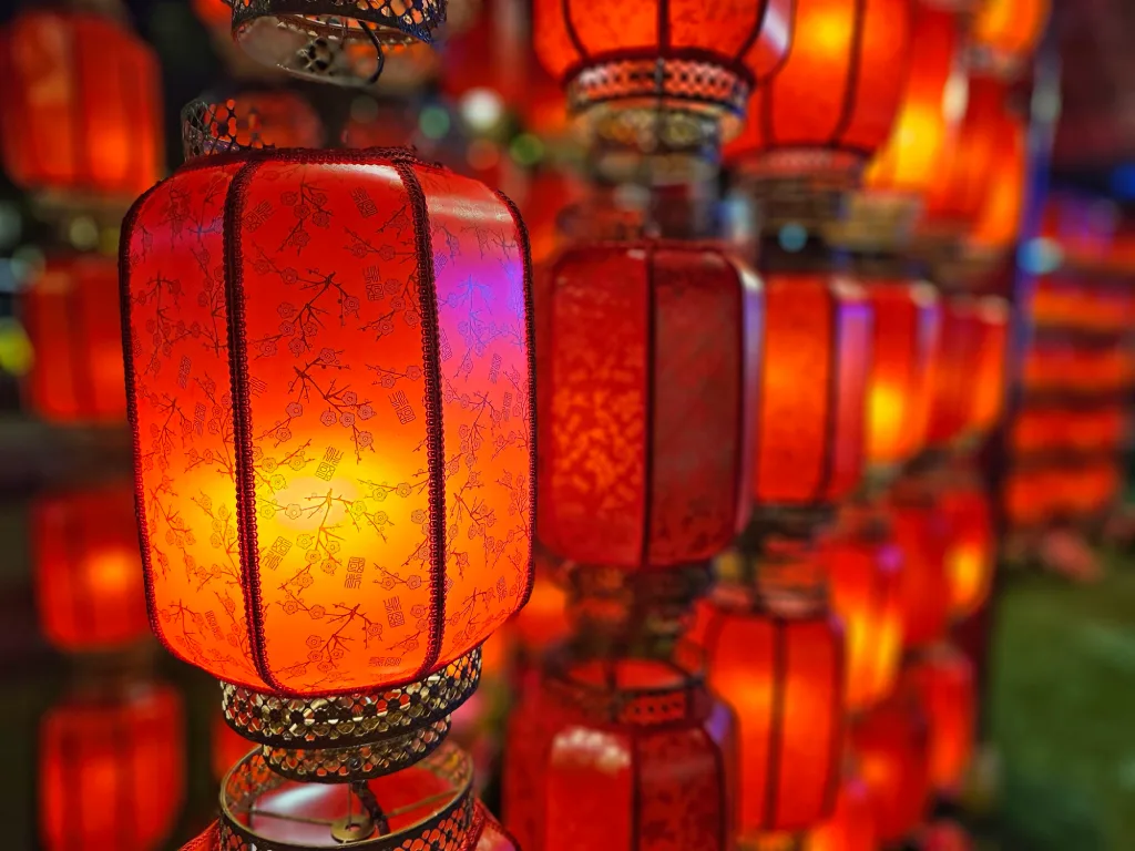 Traditionelle rote Laternen – Symbol für asiatische Märkte, wirtschaftliche Dynamik und internationale Investmentperspektiven