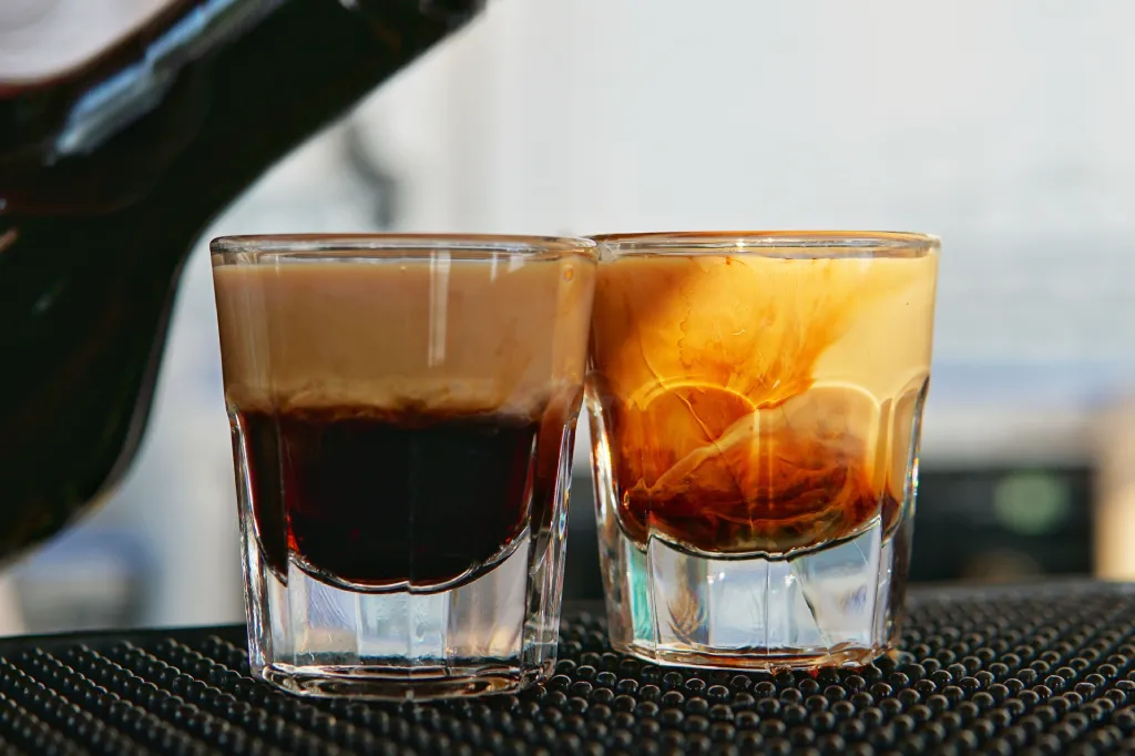 Zwei Espressogläser mit Crema – Sinnbild für Business-Meetings, Networking und Finanzgespräche