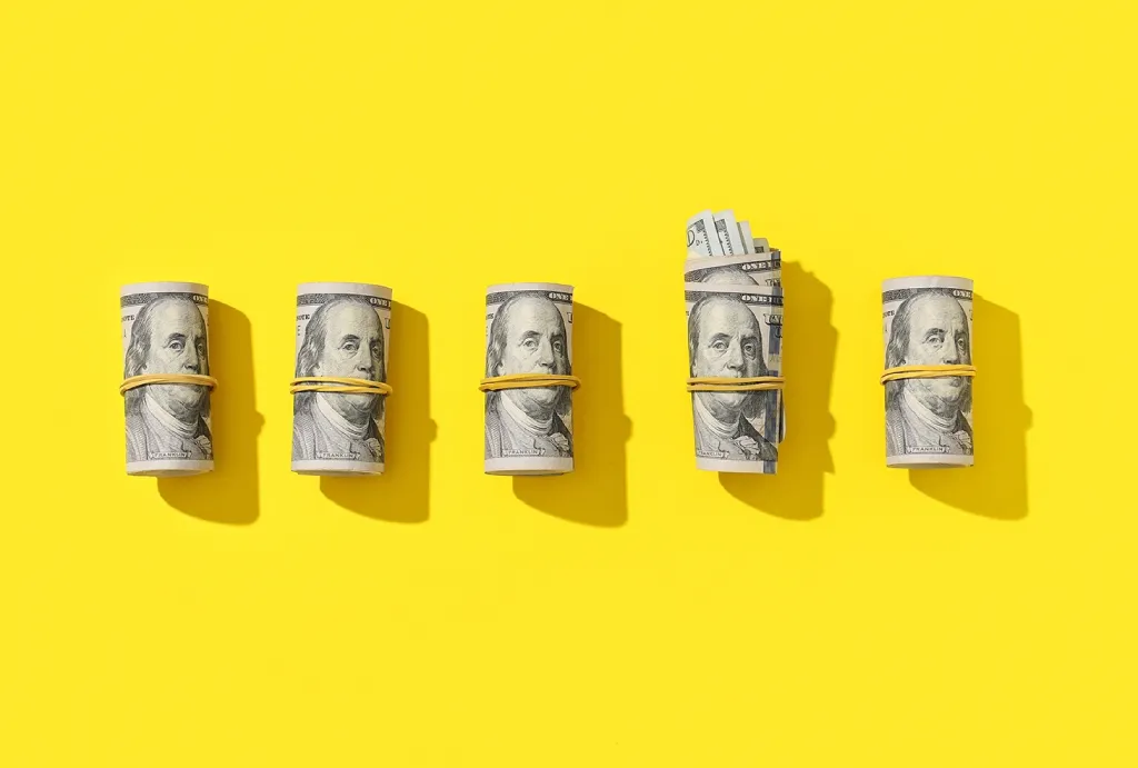 Gerollte US-Dollar-Scheine – Symbol für Kapital, Vermögensaufbau und finanzielle Strategien