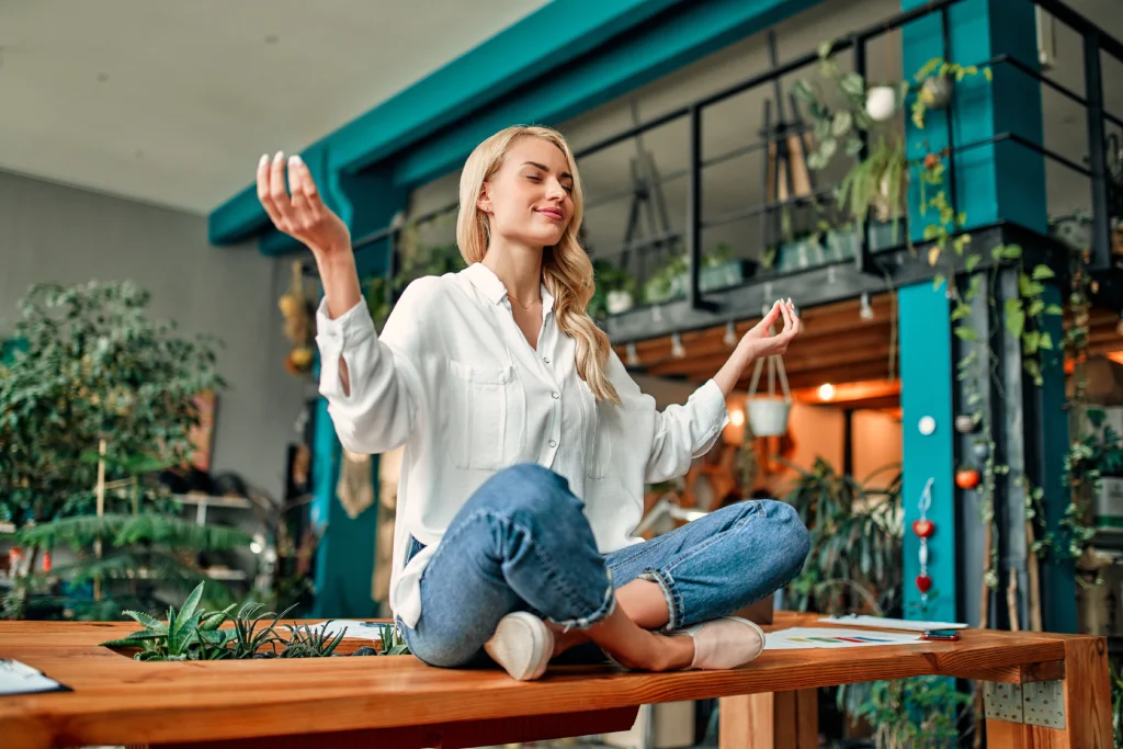 Frau genießt Freizeit trotz steigender Ölpreise – Auswirkungen auf Lebenshaltungskosten | Financipation Club