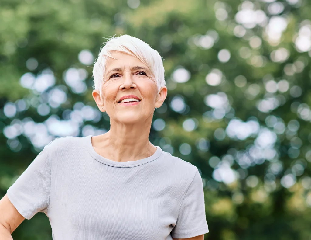 Ältere Frau blickt ruhig in die Zukunft – Finanzielle Sicherheit im Alter | Financipation Club