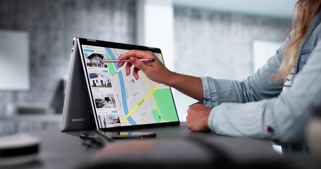 Hand zeigt auf Diagramme und Finanzdaten auf einem Tablet während einer Analyse – Financipation Club