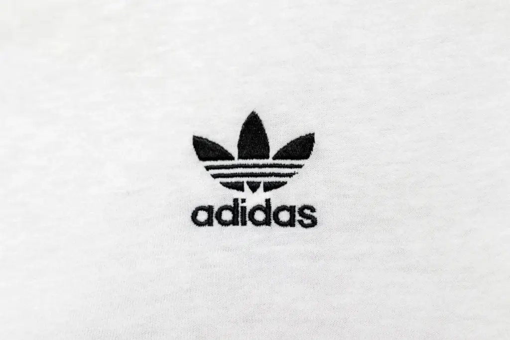 Adidas Logo als Symbol für die Adidas Aktie – Financipation Club