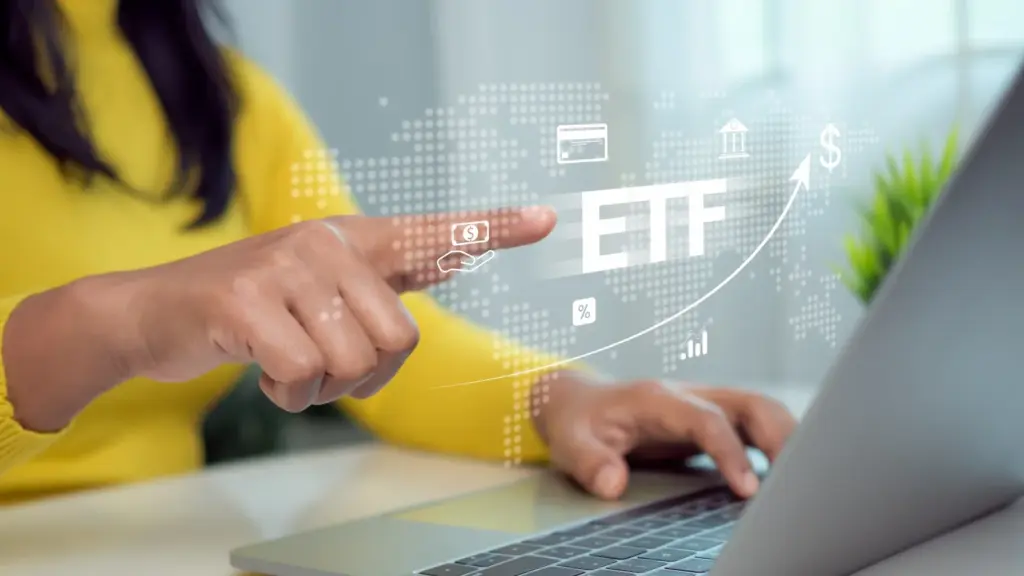 Person tippt auf digitales ETF-Symbol – Financipation Club