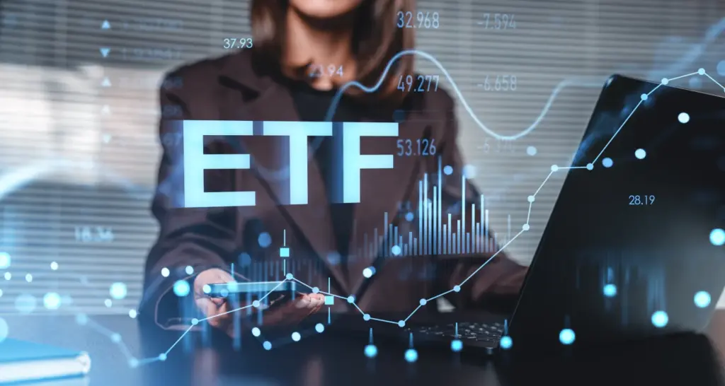 ETF-Schriftzug vor digitalen Börsendaten – Financipation Club