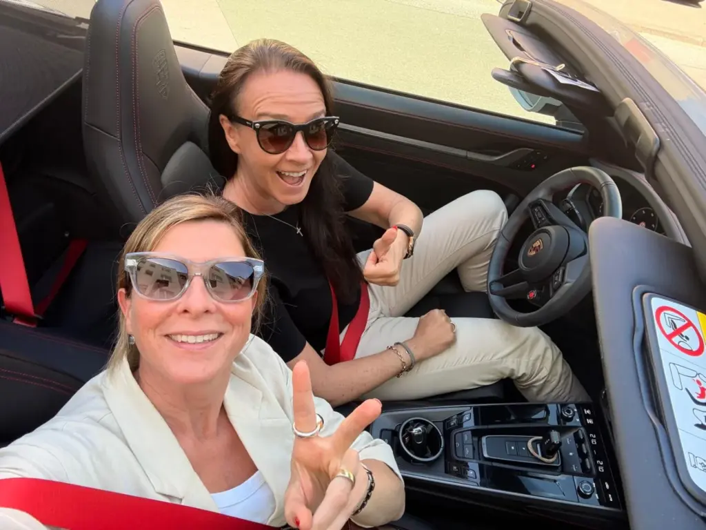 Personen in einem Cabrio auf einer Autofahrt | Financipation Club