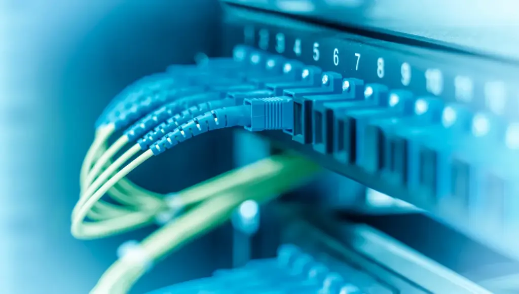 Netzwerkkabel und digitale Infrastruktur im Rechenzentrum | Financipation Club