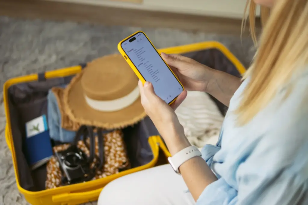 Person nutzt Smartphone zur Verwaltung von Finanzen und Investments | Financipation Club