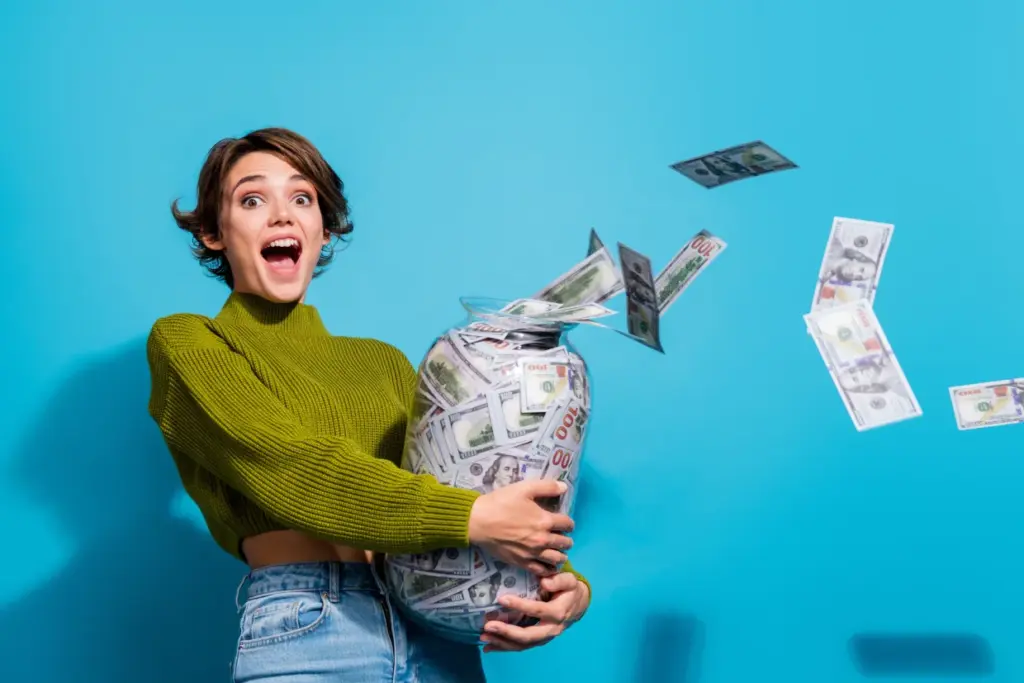 Frau mit Sparschwein und Geldscheinen – Financipation Club