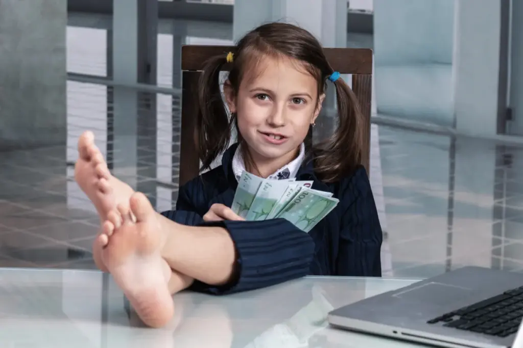 Kind mit Geldscheinen zum Thema Finanzen – Financipation Club
