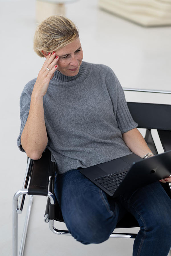 Frau schaut besorgt auf ihren Laptop – Financipation Club