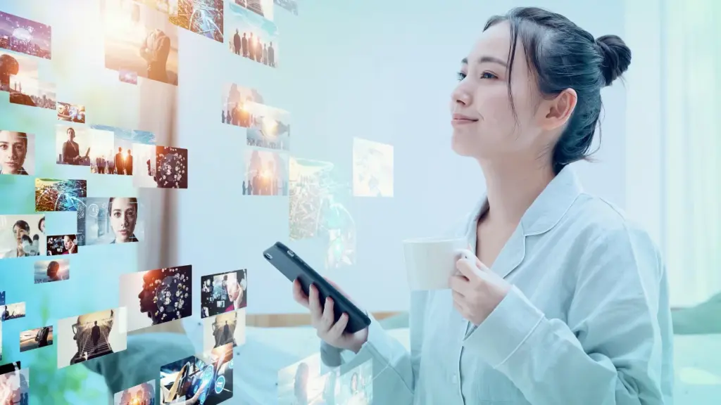 Frau bei der Finanzplanung mit Notizzetteln – Financipation Club