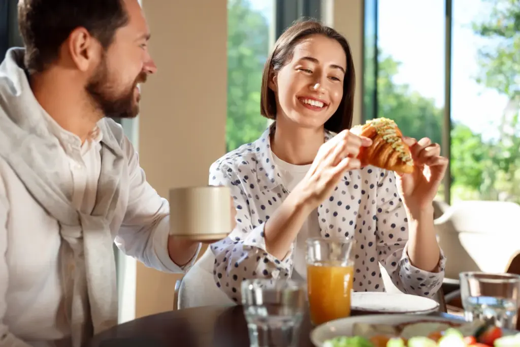 Glückliche Frau genießt ein gemeinsames Essen-Financipation-Club