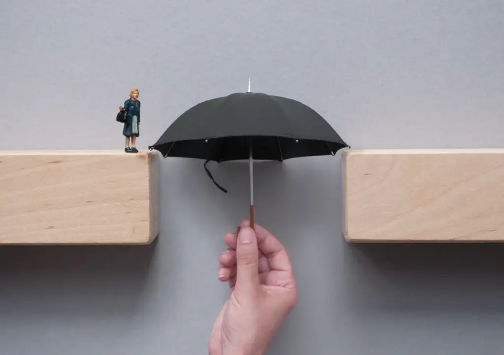 Person mit Regenschirm steht auf einer weiten Landschaft-Financipation-Club