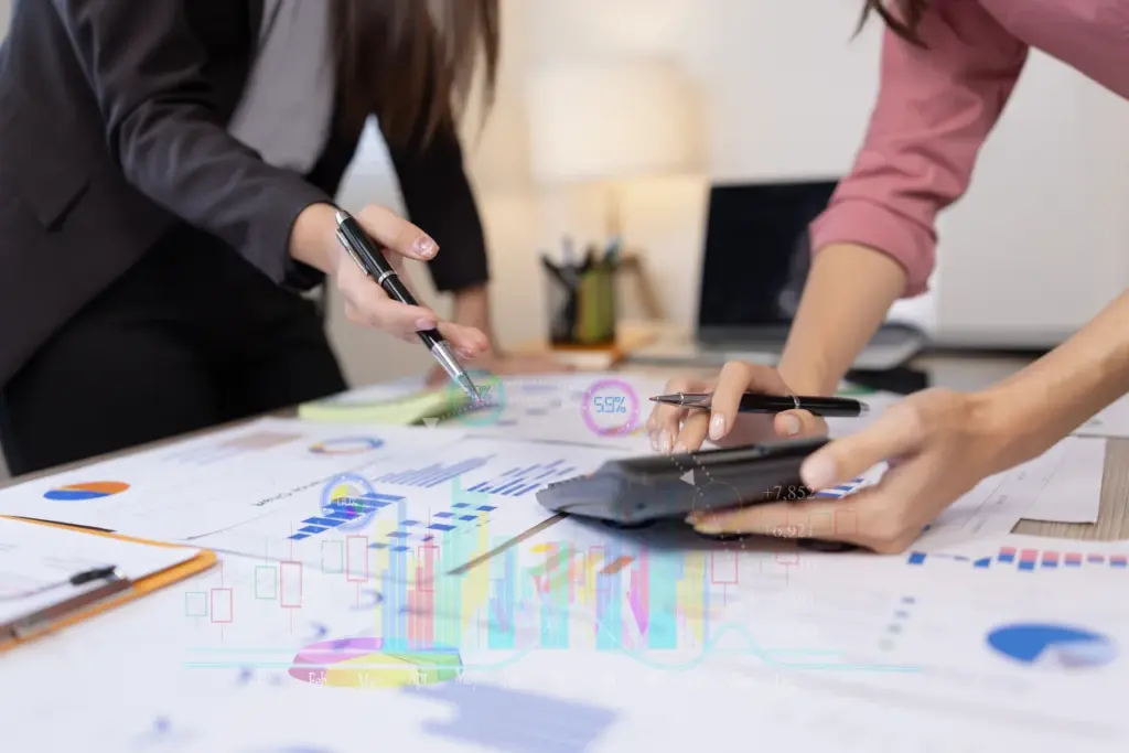 Menschen analysieren gemeinsam Finanzunterlagen und Diagramme-Financipation-Club