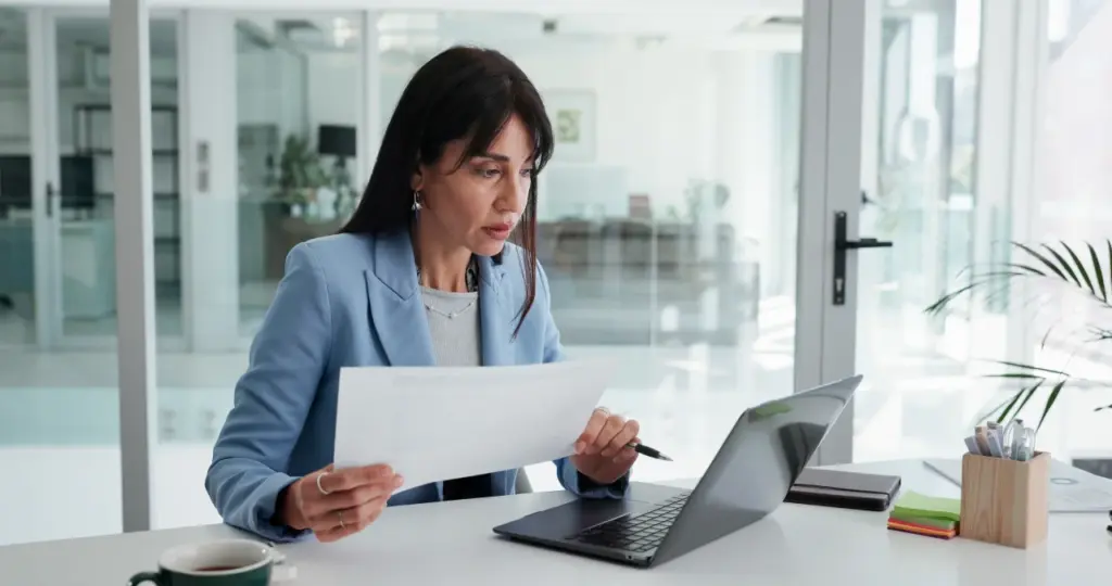 Frau arbeitet konzentriert am Laptop-Financipation-Club