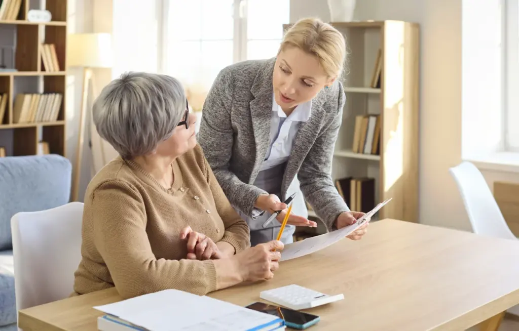 Zwei Frauen besprechen Dokumente bei einer Beratung-Financipation-Club