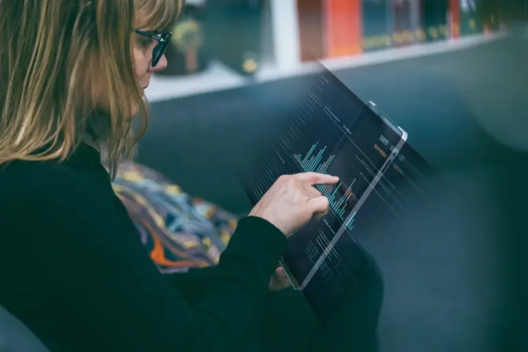 Frau nutzt ein Tablet im Freien-Financipation-Club